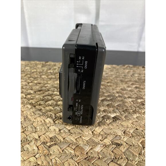 Sanyo Sortable SPT1000 Walkman Radio Cassette Screen Doesn’t Work No Back Cover - Picture 5 of 7